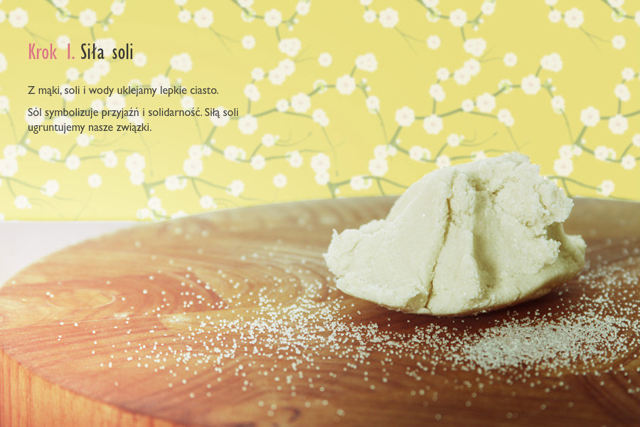 Krok 1. Siła soliZ mąki, soli i wody uklejamy lepkie ciasto.Sól symbolizuje przyjaźń i solidarność. Siłą soli ugruntujemy nasze związki.